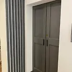 Queen In Centro A - Comfort, Privacy & Free Parking 게스트하우스